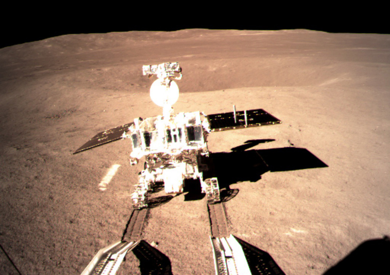 El Rover Yu Rabbit II, descendiendo por la rampa del Lander.